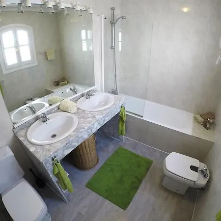 6 Beds In Nerja, Spain דירה *