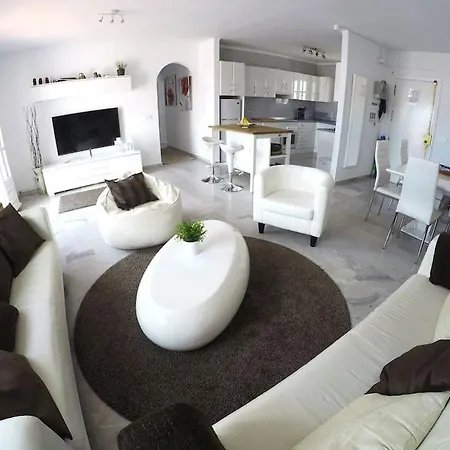 6 Beds In Nerja, Spain דירה *