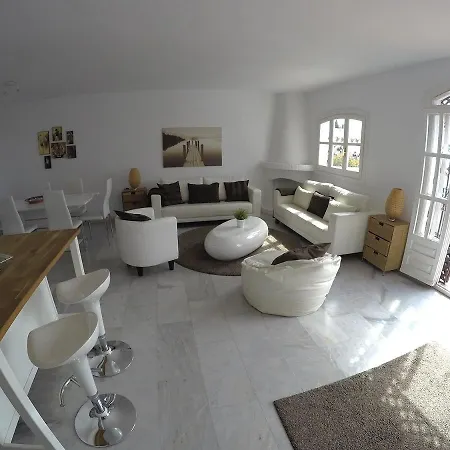 6 Beds In Nerja, Spain דירה *